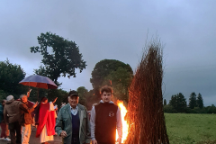 Raymond-et-Noah-son-stagiaire-feu-de-joie